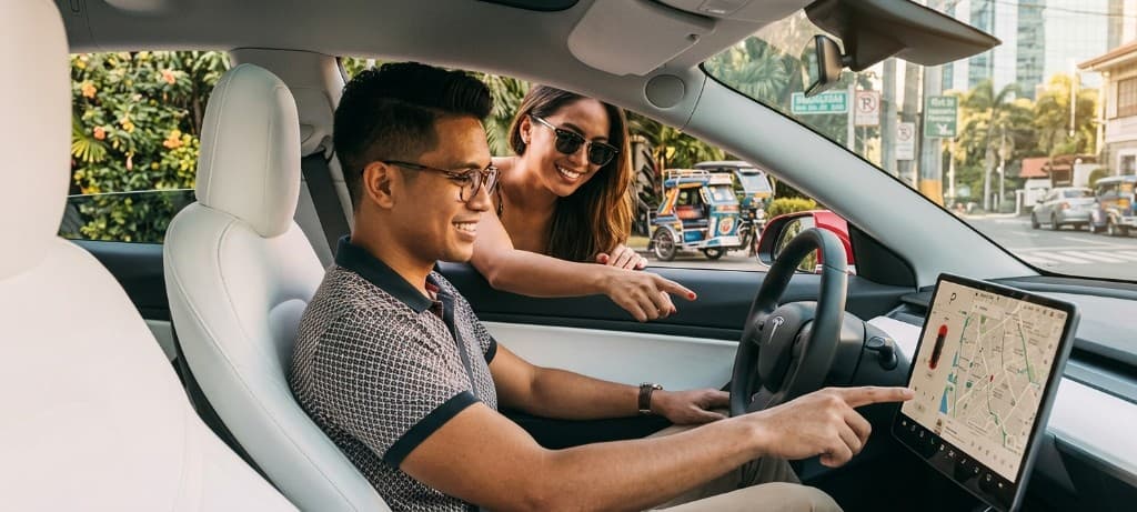 Rydora host and guest reviewing a trip inside a car